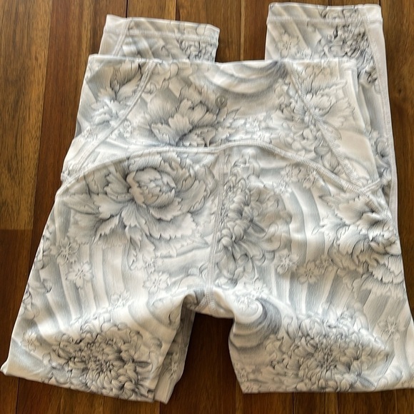 Lululemon Crop leggings flower print gray and white - Picture 2 of 13